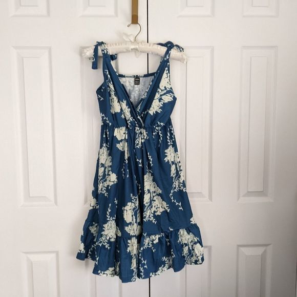 🌊HP🌊 Floral Print Tie Shoulder Ruffle Hem Cami Dress Medium - Picture 7 of 10